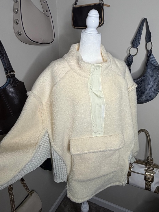 BDG Sweaters - BDG Urban Outfitters - Cream Fleece Pullover Sweater - Size L